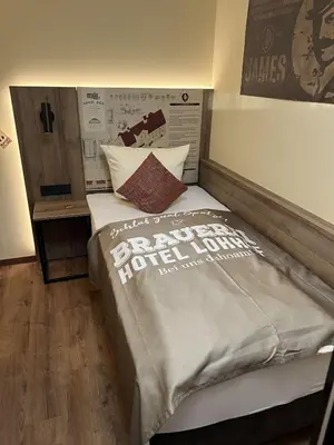 Ein Bett oder Betten in einem Zimmer der Unterkunft Brauerei Gasthaus Lohhof im Münchner Norden, direkt an der S1, nähe vom Flughafen, Zentrum, A92, Allianz Arena, Ruderregatta und Schießanlage G- Hochbrück entfernt, Internationale Küche