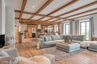 Ein Sitzbereich in der Unterkunft Chiemsee Chalet