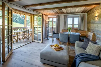 Ein Sitzbereich in der Unterkunft Chiemsee Chalet