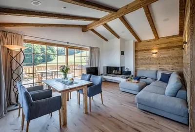 Ein Sitzbereich in der Unterkunft Chiemsee Chalet