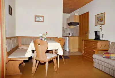 Ein Sitzbereich in der Unterkunft Ferienwohnungen Haus Monika