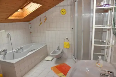 Ein Badezimmer in der Unterkunft Ferienwohnungen Haus Monika