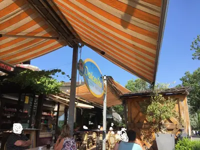 Ein Restaurant oder anderes Speiselokal in der Unterkunft Ferienwohnung Seebruck am Chiemsee