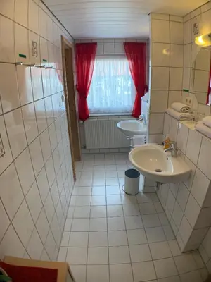 Ein Badezimmer in der Unterkunft Zimmervermietung Ziegltrum