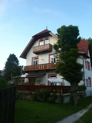Das Gebäude in dem sich die Ferienwohnung befindet