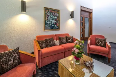 Ein Sitzbereich in der Unterkunft Hotel am Krone Park