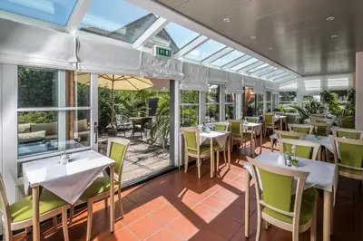 Ein Restaurant oder anderes Speiselokal in der Unterkunft Hotel am Krone Park