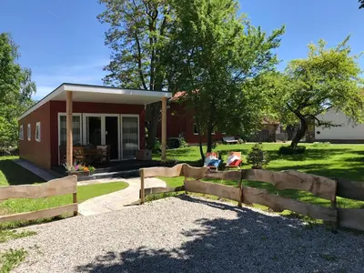 Ein Garten an der Unterkunft Allgäu-Chalet