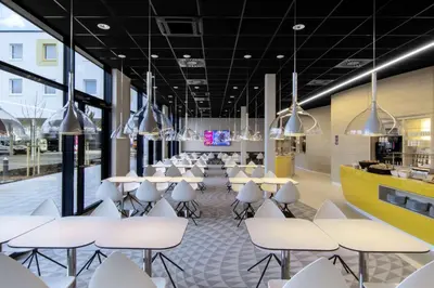 Ein Restaurant oder anderes Speiselokal in der Unterkunft Prize by Radisson, Munich Airport