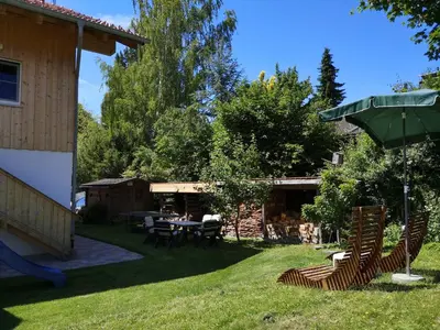 Ein Garten an der Unterkunft Heidi's Ferienwohnung2