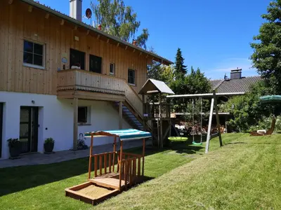 Ein Garten an der Unterkunft Heidi's Ferienwohnung2