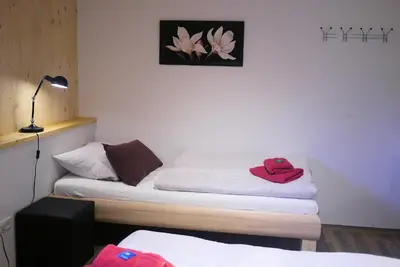 Ein Bett oder Betten in einem Zimmer der Unterkunft Heidi's Ferienwohnung2