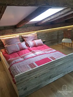 Ein Bett oder Betten in einem Zimmer der Unterkunft 5 Sterne Penthouse-Loft Gut Stohrerhof bis 4 Personen