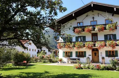Ein Garten an der Unterkunft Schwaigerhof