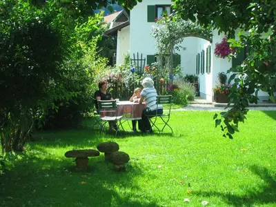 Ein Garten an der Unterkunft Schwaigerhof