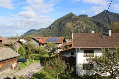 Ein allgemeiner Bergblick oder ein Berglick von des Bauernhofs aus