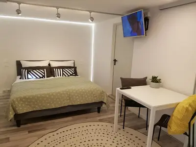 Ein Bett oder Betten in einem Zimmer der Unterkunft Souterrain Solln 20min Oktoberfest/Zentrum