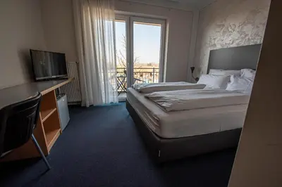Ein Bett oder Betten in einem Zimmer der Unterkunft Sporthotel Neuburg