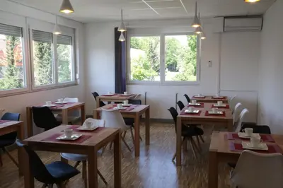 Ein Restaurant oder anderes Speiselokal in der Unterkunft Pension Isartal