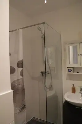 Ein Badezimmer in der Unterkunft Pension Isartal