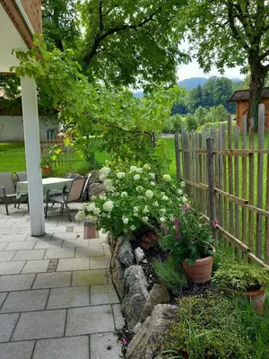 Ein Garten an der Unterkunft MoarHof Feilnbach
