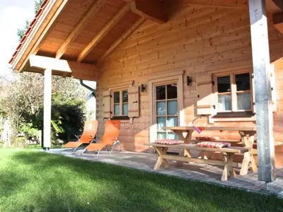 Ein Garten an der Unterkunft Chalet Chiemgau