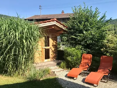 Ein Garten an der Unterkunft Chalet Chiemgau