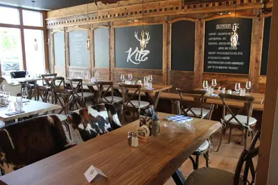 Ein Restaurant oder anderes Speiselokal in der Unterkunft Hotel Brunnthal
