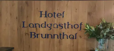 Ein Zertifikat, Auszeichnung, Logo oder anderes Dokument, das in der Unterkunft Hotel Brunnthal ausgestellt ist