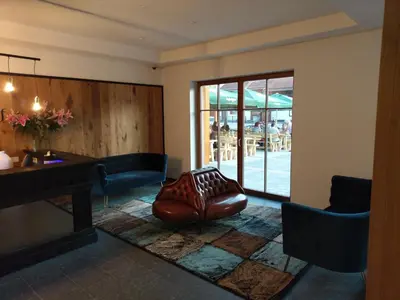 Ein Sitzbereich in der Unterkunft Hotel Brunnthal
