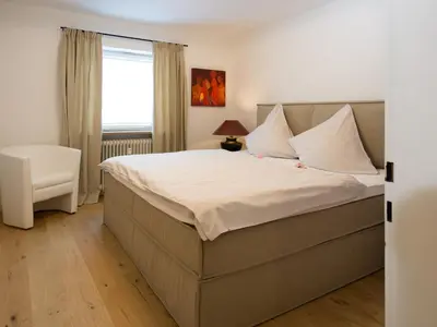 Ein Bett oder Betten in einem Zimmer der Unterkunft Ferienwohnungen Schnabel im Herzen von Rottach-Egern