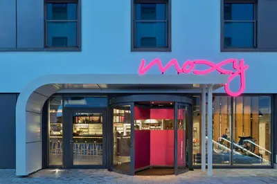 Ein Zertifikat, Auszeichnung, Logo oder anderes Dokument, das in der Unterkunft Moxy Munich Ostbahnhof ausgestellt ist