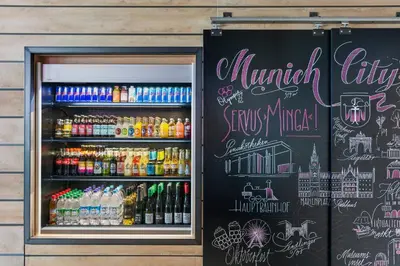 Ein Zertifikat, Auszeichnung, Logo oder anderes Dokument, das in der Unterkunft Moxy Munich Ostbahnhof ausgestellt ist