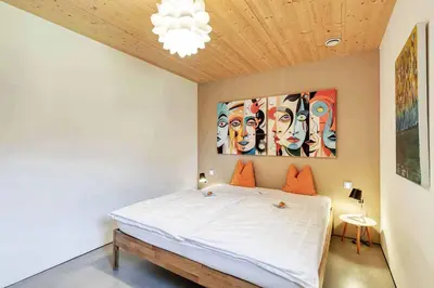 Ein Bett oder Betten in einem Zimmer der Unterkunft LIEBLINGSECK nachhaltige 5-Sterne Ferienwohnung - Direkt am Chiemsee