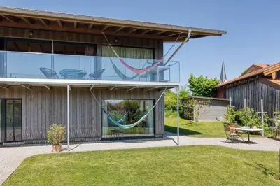 Ein Garten an der Unterkunft LIEBLINGSECK nachhaltige 5-Sterne Ferienwohnung - Direkt am Chiemsee