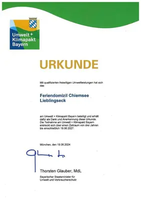 Ein Zertifikat, Auszeichnung, Logo oder anderes Dokument, das in der Unterkunft LIEBLINGSECK nachhaltige 5-Sterne Ferienwohnung - Direkt am Chiemsee ausgestellt ist