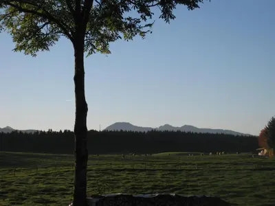 Ein allgemeiner Bergblick oder ein Berglick von des Privatzimmers aus