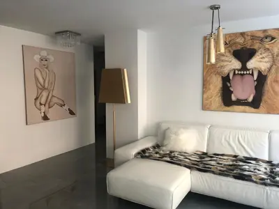 Ein Bett oder Betten in einem Zimmer der Unterkunft Luxurious 2 Bedroom Apartment Old City