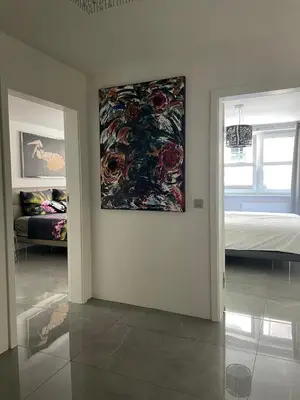 Ein Bett oder Betten in einem Zimmer der Unterkunft Luxurious 2 Bedroom Apartment Old City