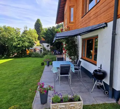 Ein Garten an der Unterkunft Ferienwohnung Schloßberg 1