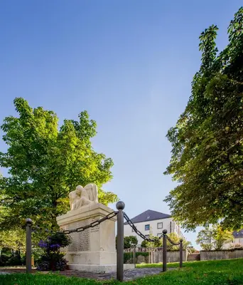 Ein Garten an der Unterkunft Hotel Parsberg in Puchheim