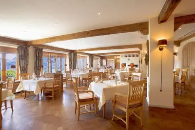 Ein Restaurant oder anderes Speiselokal in der Unterkunft Hotel Leeberghof