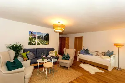 Ein Bett oder Betten in einem Zimmer der Unterkunft Schönes Ammertal zwei großzügige Ferienwohnungen ab 80qm