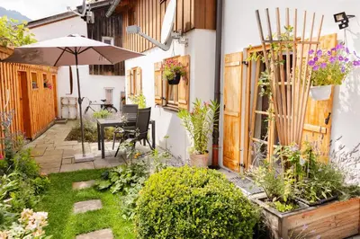 Ein Garten an der Unterkunft Schönes Ammertal zwei großzügige Ferienwohnungen ab 80qm