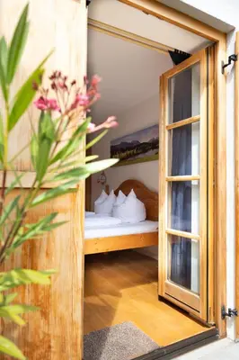 Ein Bett oder Betten in einem Zimmer der Unterkunft Schönes Ammertal zwei großzügige Ferienwohnungen ab 80qm