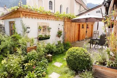 Ein Garten an der Unterkunft Schönes Ammertal zwei großzügige Ferienwohnungen ab 80qm