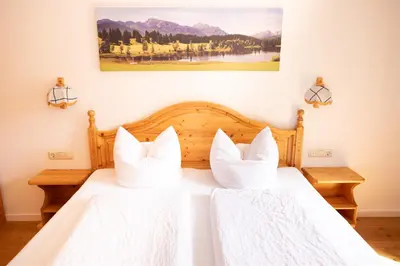 Ein Bett oder Betten in einem Zimmer der Unterkunft Schönes Ammertal zwei großzügige Ferienwohnungen ab 80qm