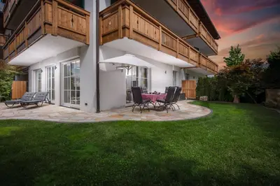 Ein Garten an der Unterkunft Luxury Apartments 