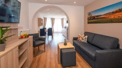 Ein Sitzbereich in der Unterkunft Aparthotel Werdenfels