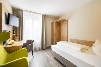 Ein Bett oder Betten in einem Zimmer der Unterkunft Hotel Neuwirt